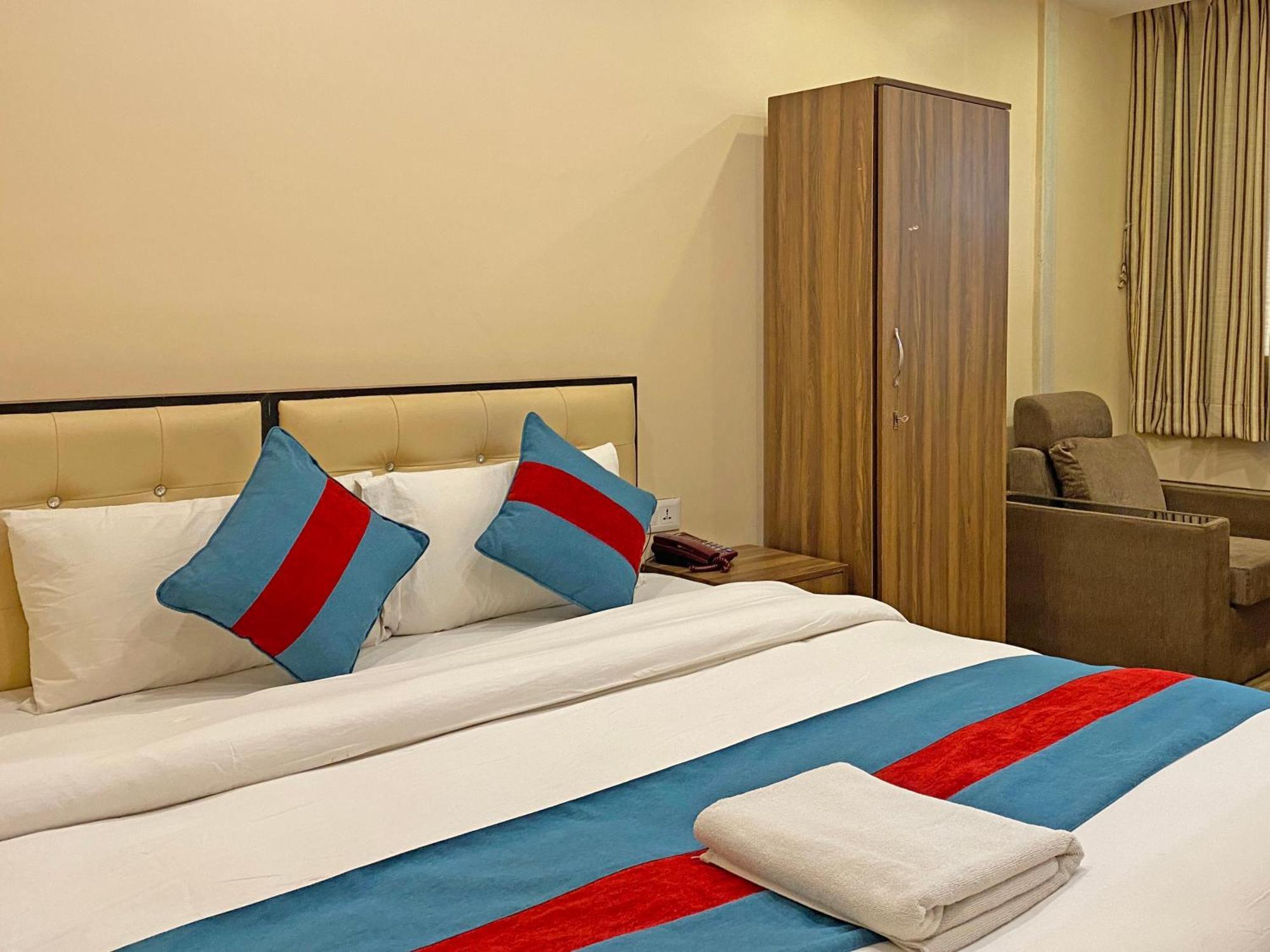 Hotel Airport Holiday Катманду Екстер'єр фото