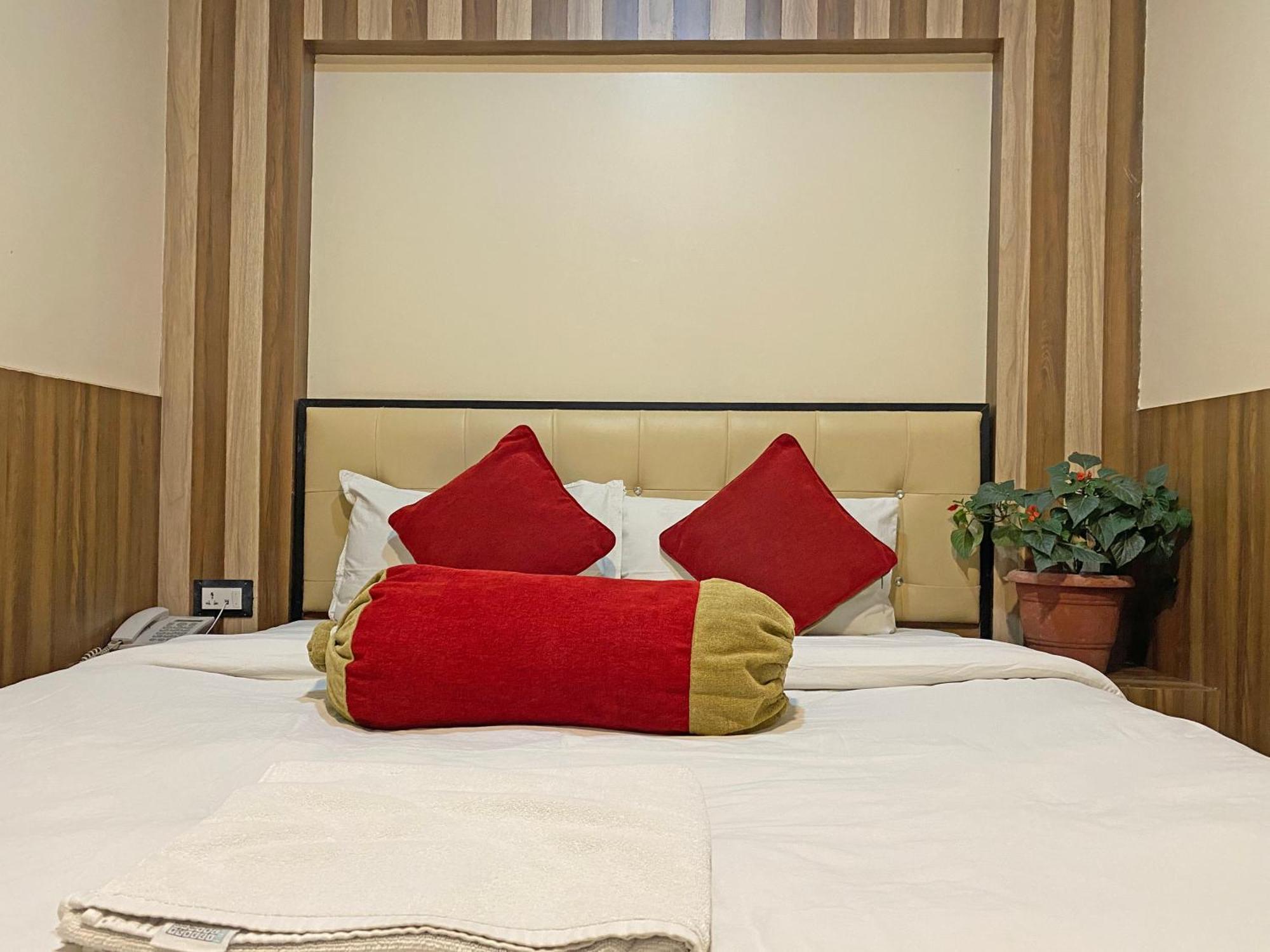 Hotel Airport Holiday Катманду Екстер'єр фото