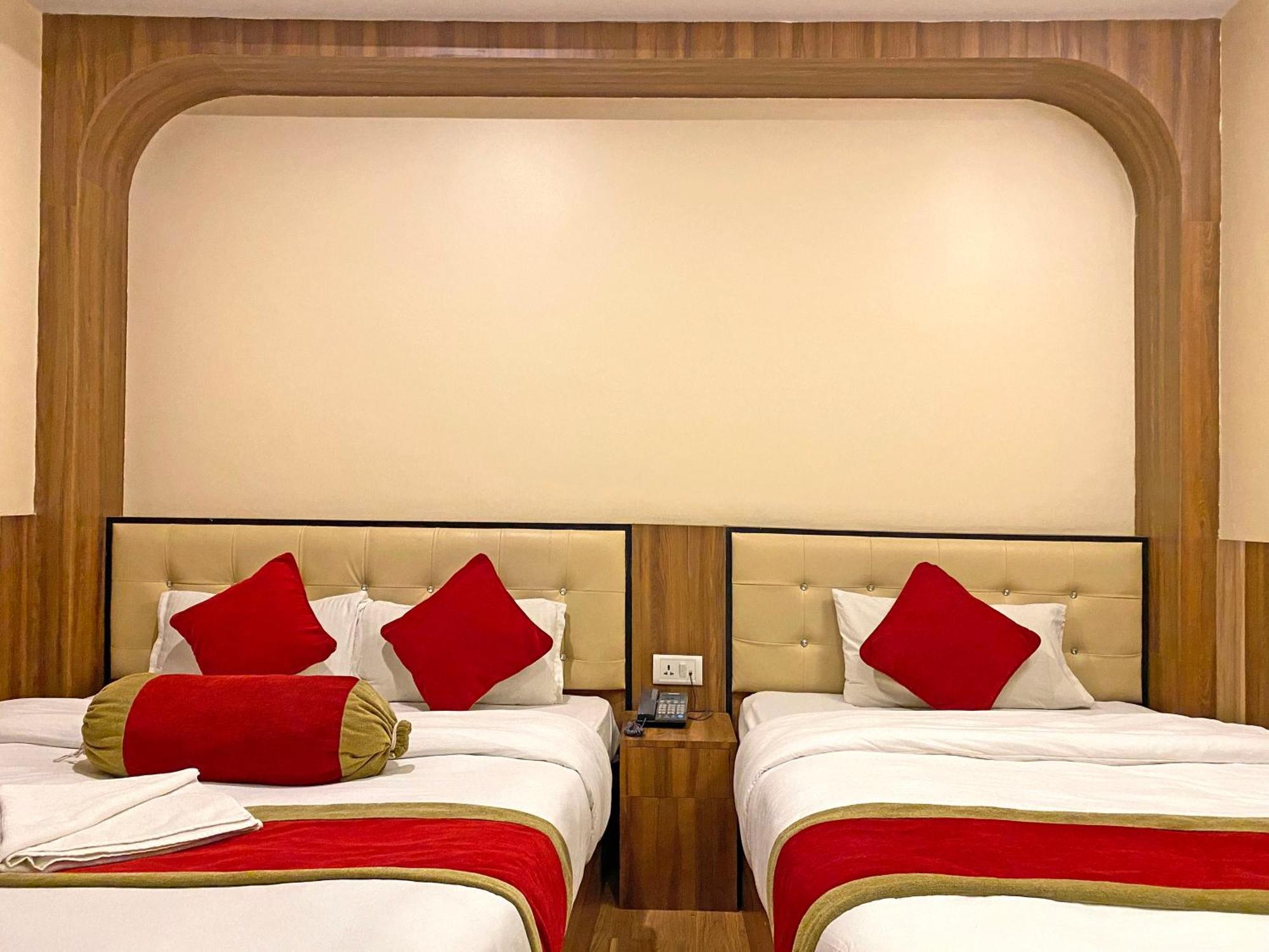 Hotel Airport Holiday Катманду Екстер'єр фото