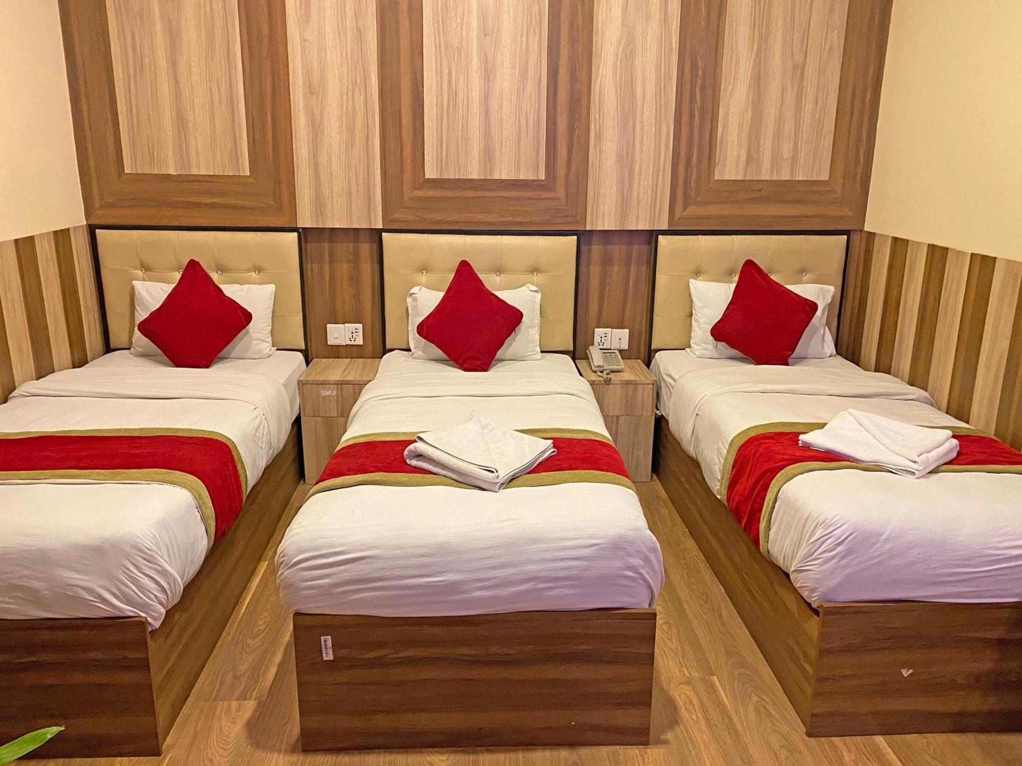 Hotel Airport Holiday Катманду Екстер'єр фото