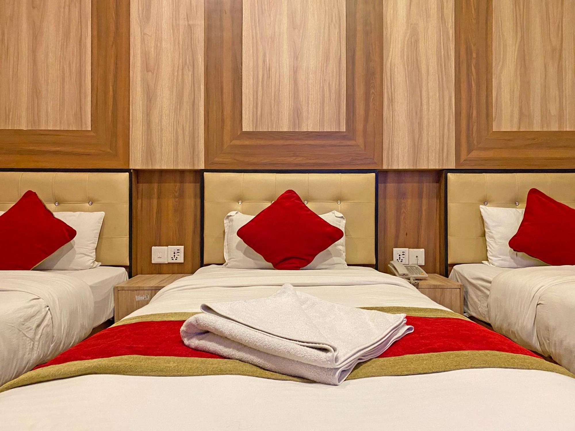 Hotel Airport Holiday Катманду Екстер'єр фото