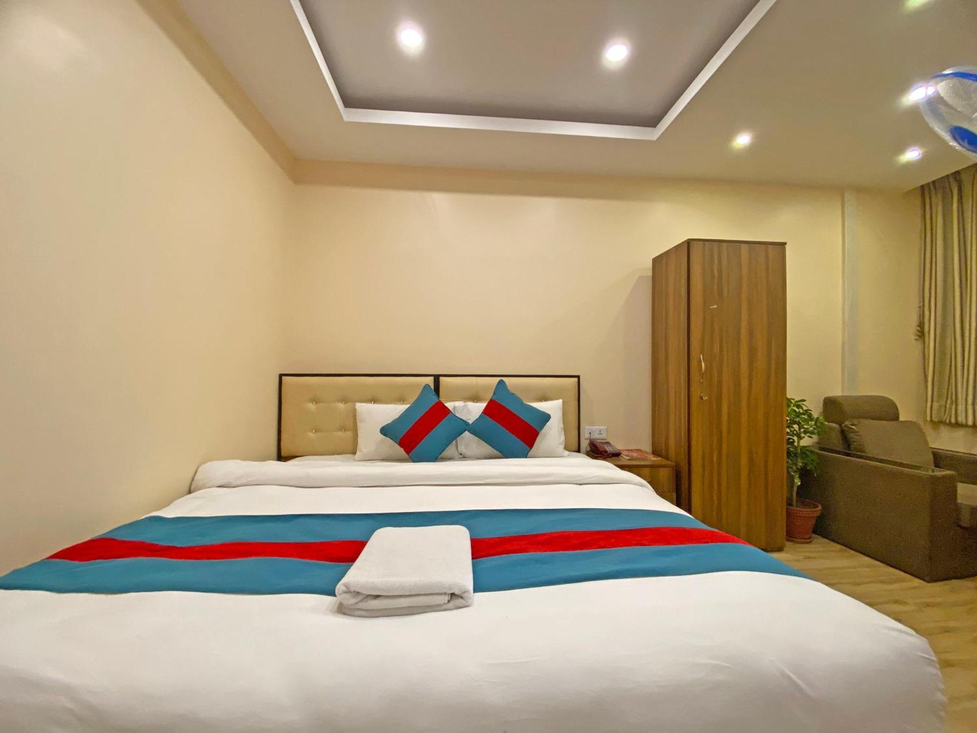 Hotel Airport Holiday Катманду Екстер'єр фото