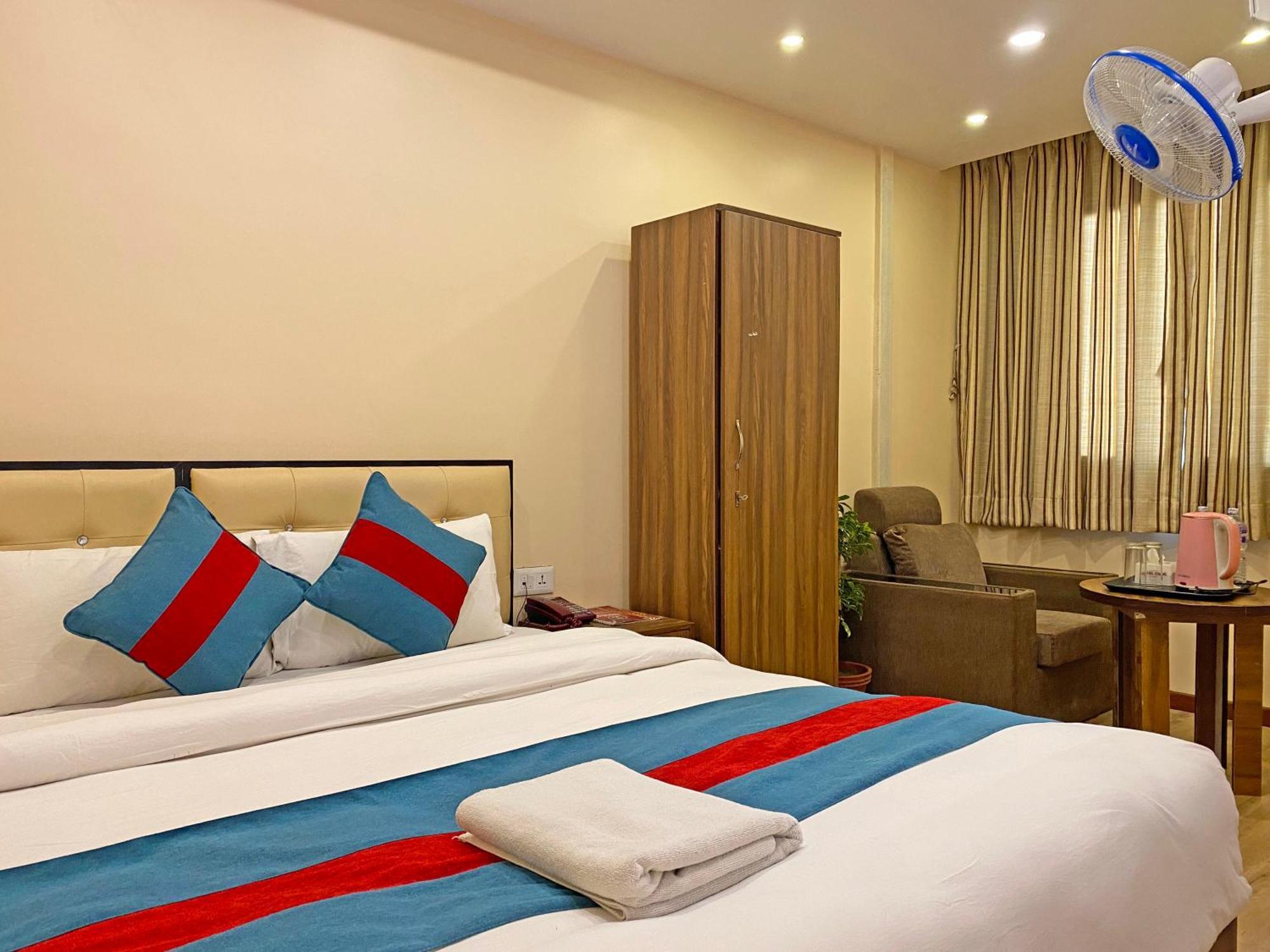 Hotel Airport Holiday Катманду Екстер'єр фото