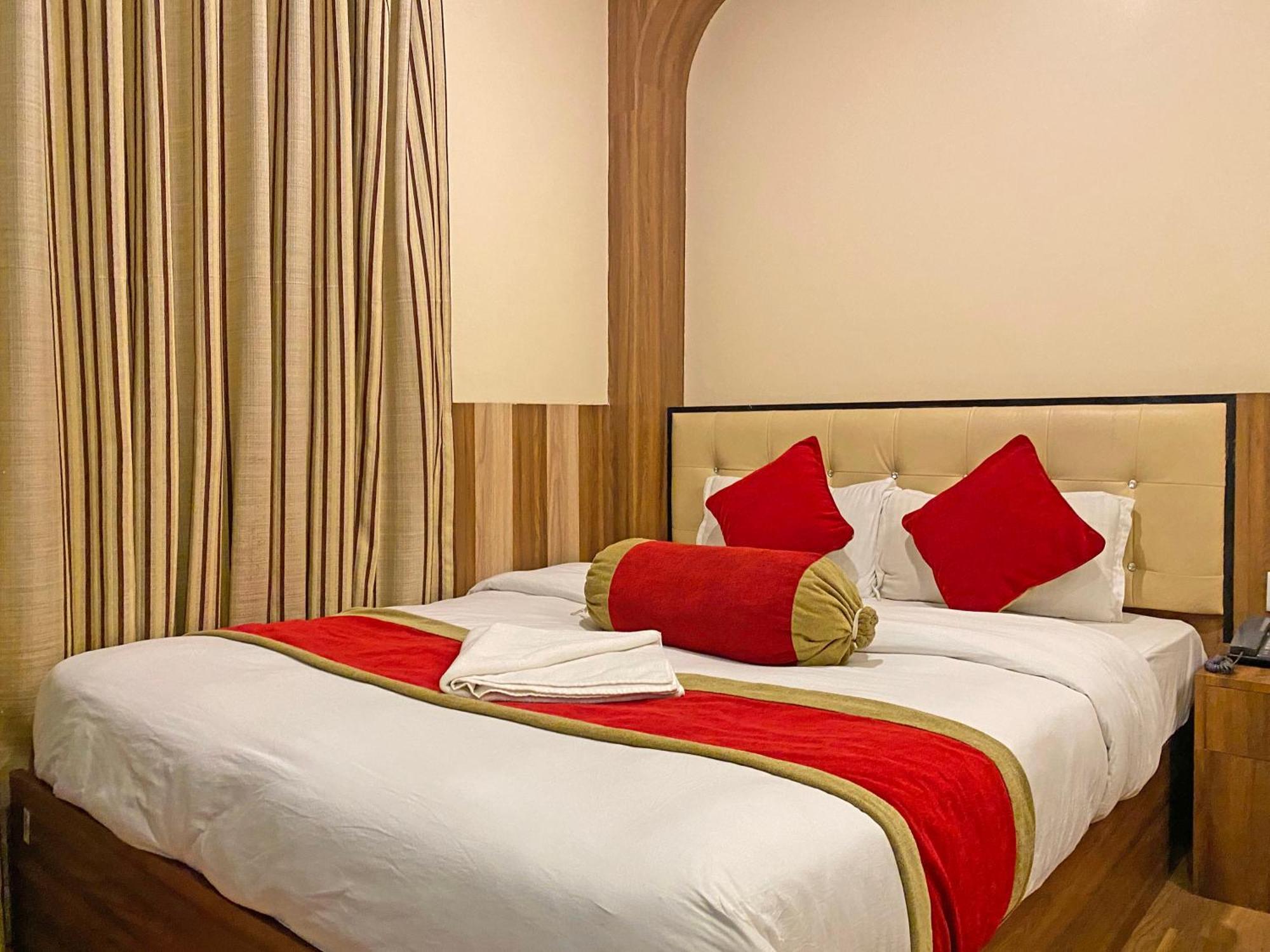 Hotel Airport Holiday Катманду Екстер'єр фото