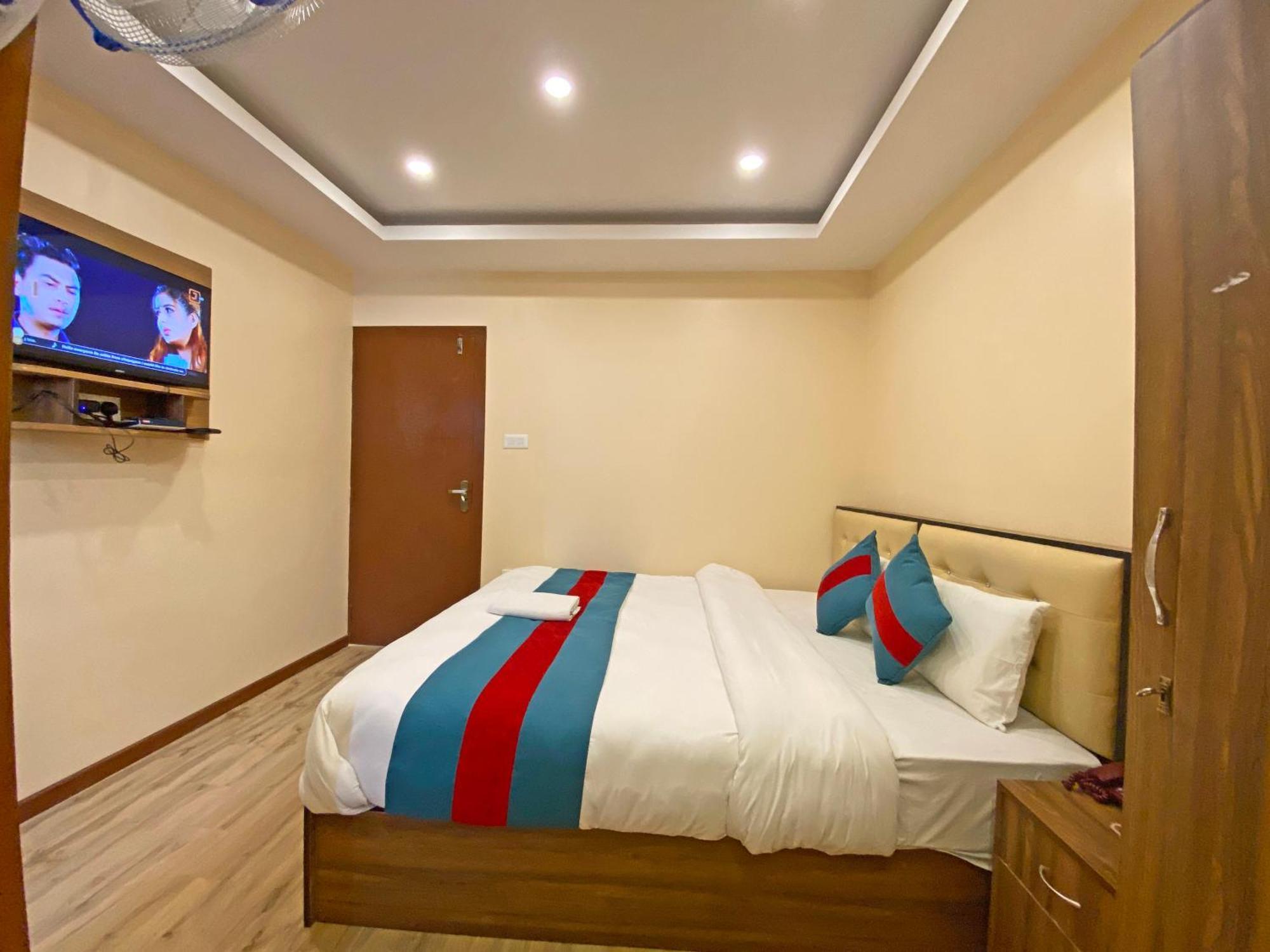 Hotel Airport Holiday Катманду Екстер'єр фото